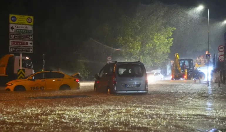 İstanbul’da sağanak alarmı: Ulaşım kilitlendi, araçlar suya gömüldü