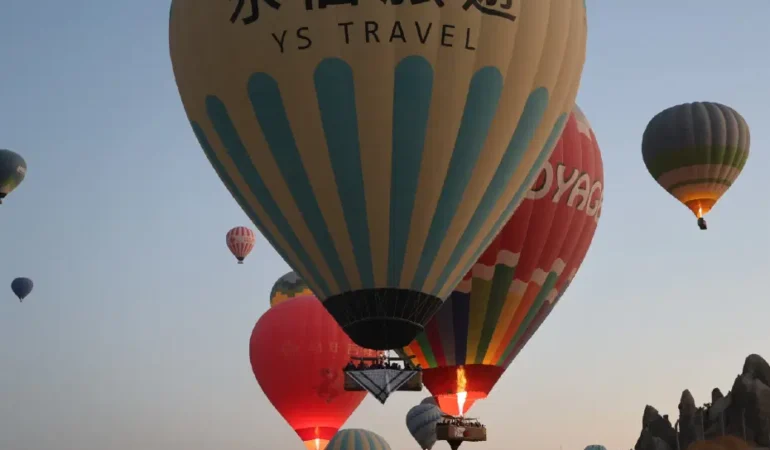 Kapadokya’da Gazze için kefiye desenli balonlar uçtu