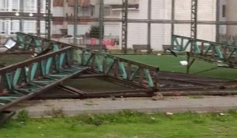 Karacabey’de fırtına halı sahayı kullanılamaz hale getirdi