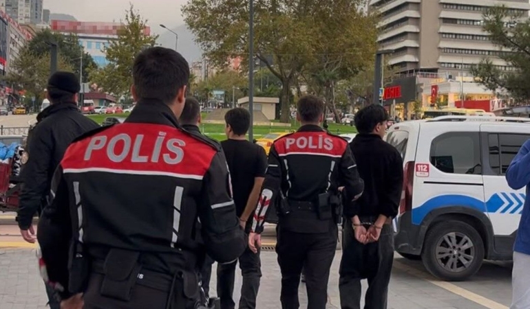 Kent Meydanı’nda gruplar arasında kavga: 1 yaralı