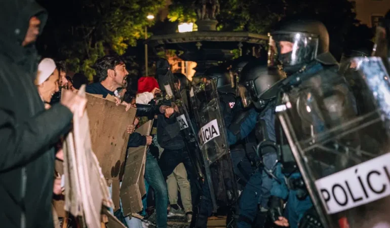 Lizbon ve Porto’da konut protestolarına polis müdahalesi
