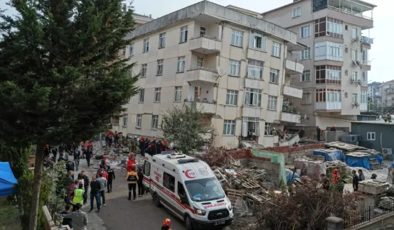 Maltepe’de çöken binadan kurtulan vatandaş: Çatlaklar vardı