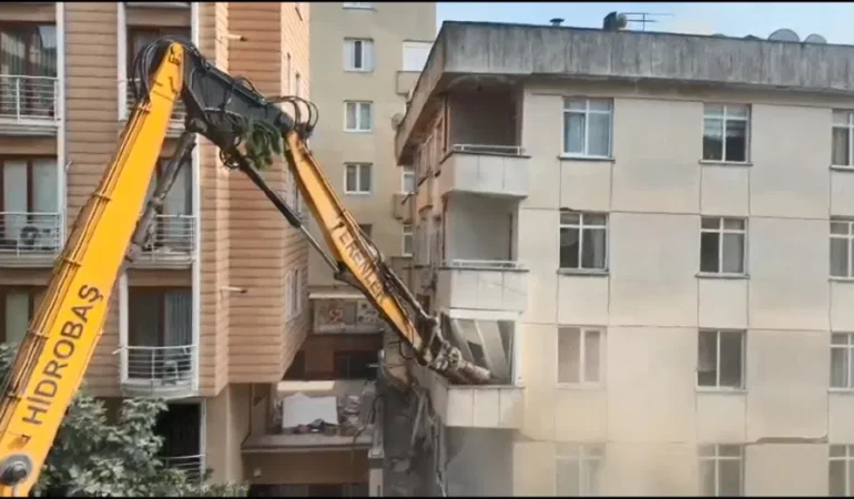 Maltepe’de hasarlı binanın kontrollü yıkımı devam ediyor