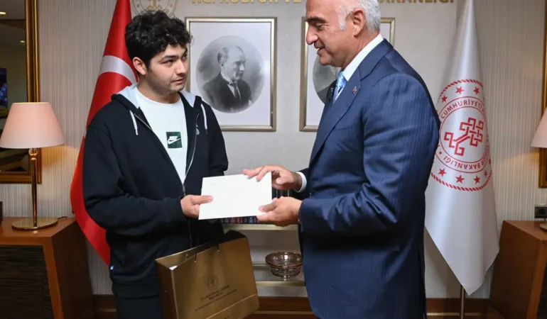 Mehmet Nuri Ersoy, Hacettepe Tıp’ı kazanan öğrenciyi ağırladı