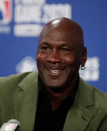 Michael-Jordan-formasina-12-milyon-260-bin-dolarlik-rekor-featured