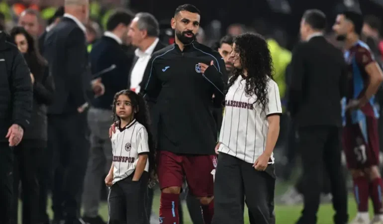 Mohamed Salah, kızlarıyla Trabzonspor galibiyetini kutladı