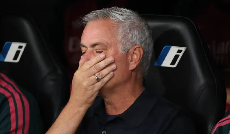 Mourinho, kırmızı kart kararını basın toplantısıyla protesto etti