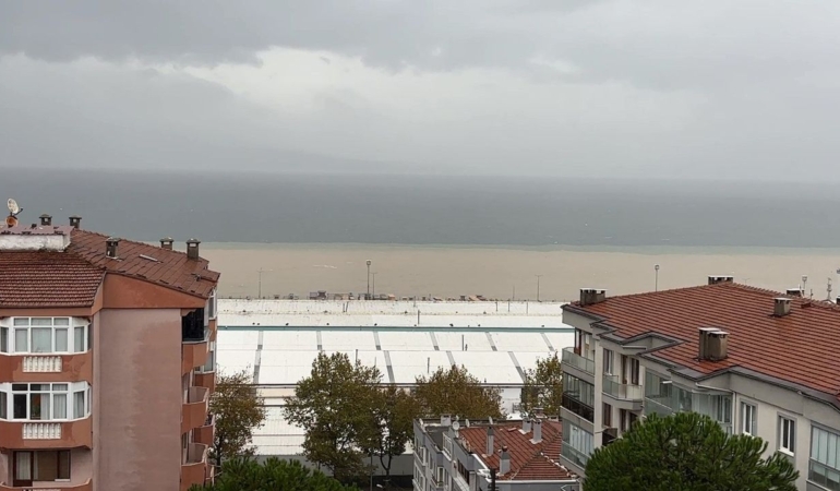 Mudanya kıyılarında yağış sonrası deniz kahverengiye döndü