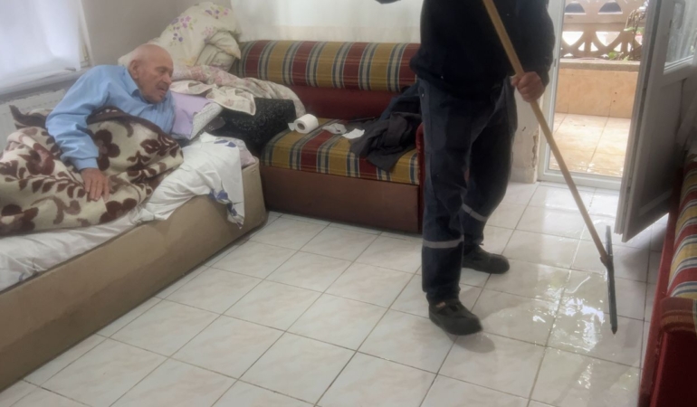 Mudanya’da sağanak sonrası apartmanları su bastı