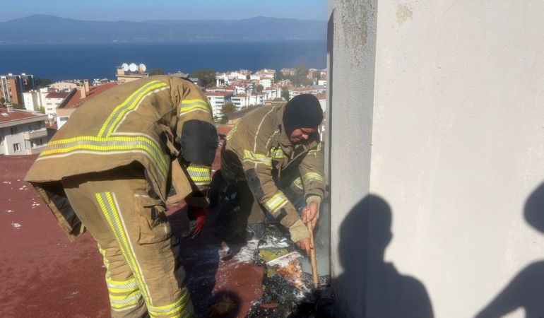 Mudanya’da site çatısındaki yangın söndürüldü