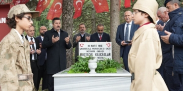 ÇANAKKALE BOĞAZI'NI GEÇMEK İSTEYEN FRANSIZ DENİZALTISINI BATIRMIŞTI, MEZARI BAŞINDA ANILDI ÇANAKKALE SAVAŞI'NDA FRANSIZ DENİZALTISI TURKUAZ'I TOP ATIŞIYLA BATIRAN BURSALI MÜSTECİP ONBAŞI KABRİ BAŞINDA DUALARLA ANILDI
