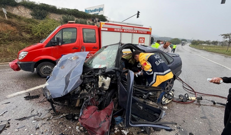 Orhangazi’de kamyonetle çarpışan otomobilde iki yaralı