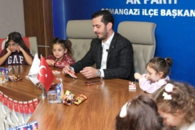 AK PARTİ OSMANGAZİ'DEN 29 EKİM'E ANLAMLI ETKİNLİK MİNİK ELLERDEN ŞEHİT AİLELERİNE BAYRAK HEDİYESİ