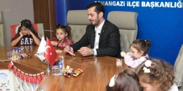 AK PARTİ OSMANGAZİ'DEN 29 EKİM'E ANLAMLI ETKİNLİK MİNİK ELLERDEN ŞEHİT AİLELERİNE BAYRAK HEDİYESİ