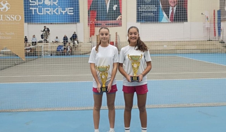 Osmangazi Belediyesporlu tenisçiler Afyon’da kürsüde