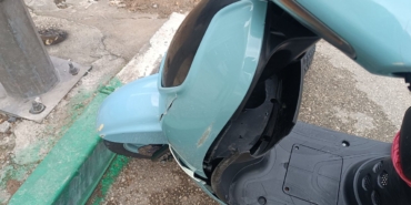 MOTOSİKLET YAYAYA ÇARPTI, İKİSİ DE METRELERCE SÜRÜKLENDİ; O ANLAR KAMERADA