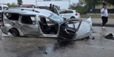 BURSA'DA YAĞMURLU HAVADA 5 ARAÇ BİRBİRİNE GİRDİ: 5 YARALI