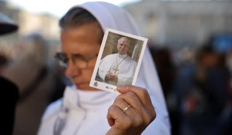 Papa 14. Leo, akciğer ameliyatından dört gün sonra taburcu