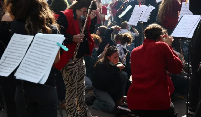 Paris’te 400 müzisyen gaz altında protestoya destek verdi