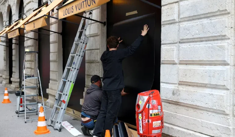 Paris’te lüks mağazalar protestolar öncesi kapandı