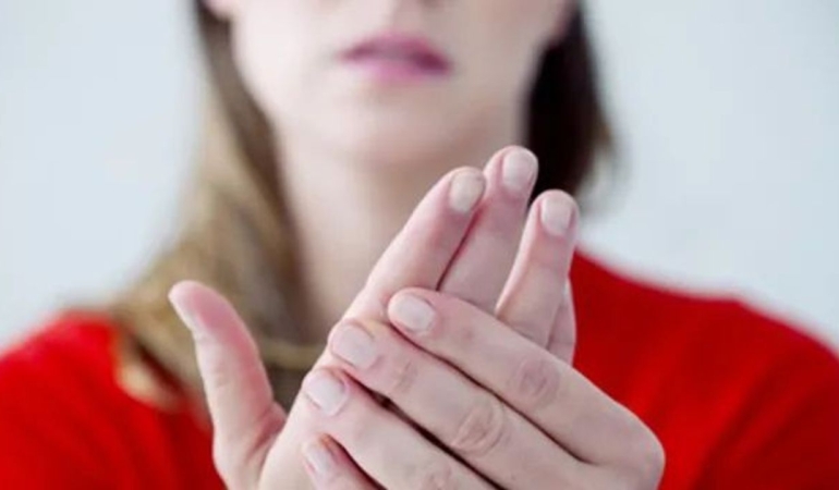 Romatoid artrit ellerde ağrı ve şekil bozukluğu yapabilir