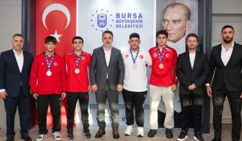 Şahin Biba, madalyalı güreşçileri ağırladı