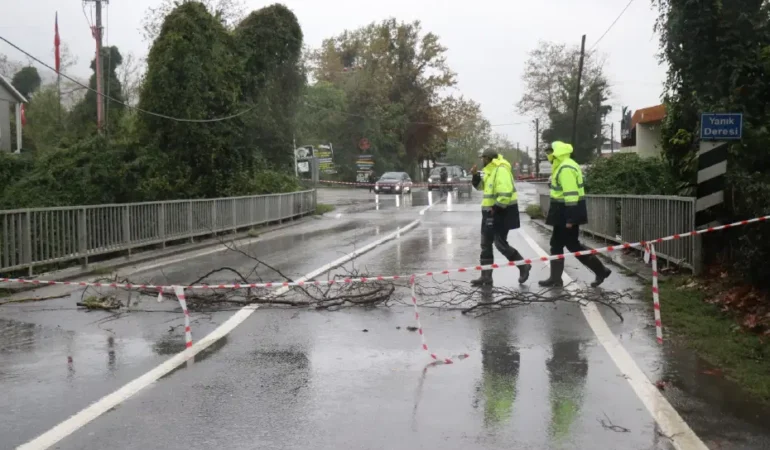 Sapanca’da sağanak köprüyü çökme noktasına getirdi