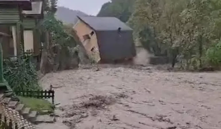 Sapanca’da sağanak sonrası dere kenarındaki villa yıkıldı