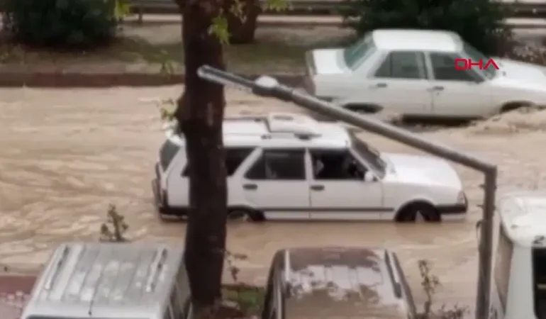 Silifke’de sağanak yolları su altında bıraktı