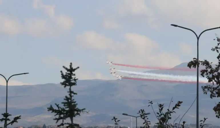 Türk Yıldızları Kayseri semalarında nefes kesti