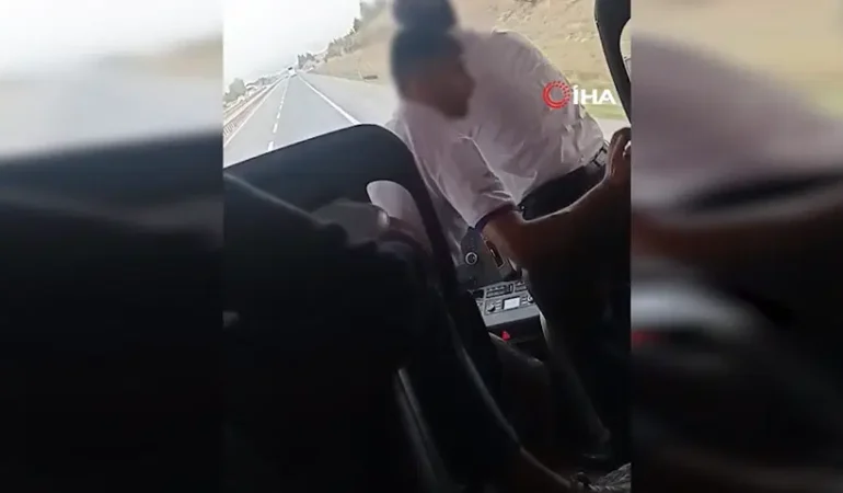 Van-Bursa otobüsünde hareket halindeyken şoför değişti