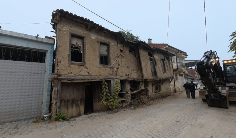Yenişehir Belediyesi metruk yapıyı Söylemiş’te yıktı