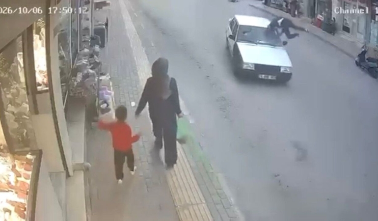 Yıldırım’da otomobil yayaya çarptı, kaza kamerada